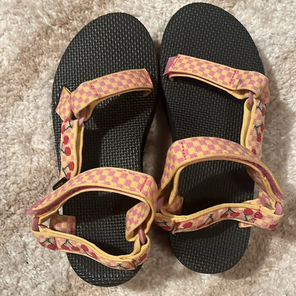 NEW Teva platform sandals - Picture 2 of 6